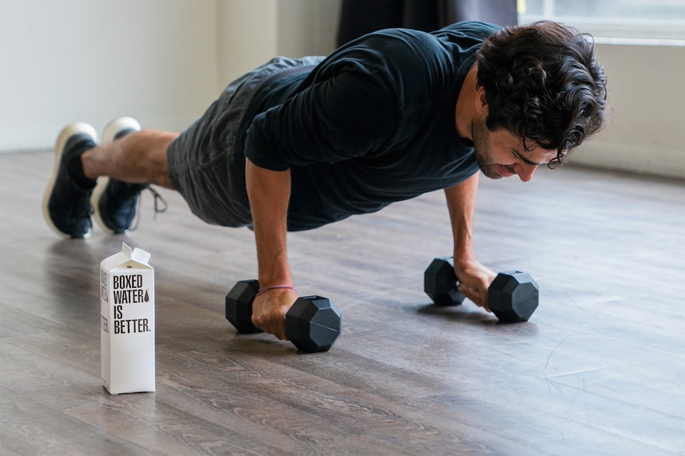 Atleta haciendo flexiones con mancuernas, gesto de concentración
